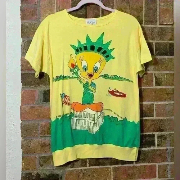 Tops - 1980s yellow Tweety Bird Statue of Liberty tshirt
